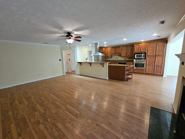 Building Photo - New on Rental Market - 3 bed, 2 bath, full...