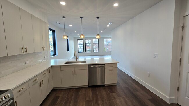 Building Photo - 75 Lake St