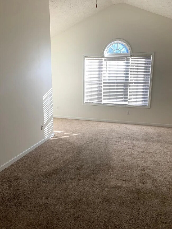 Foto del edificio - Room in Townhome on Roses Trail