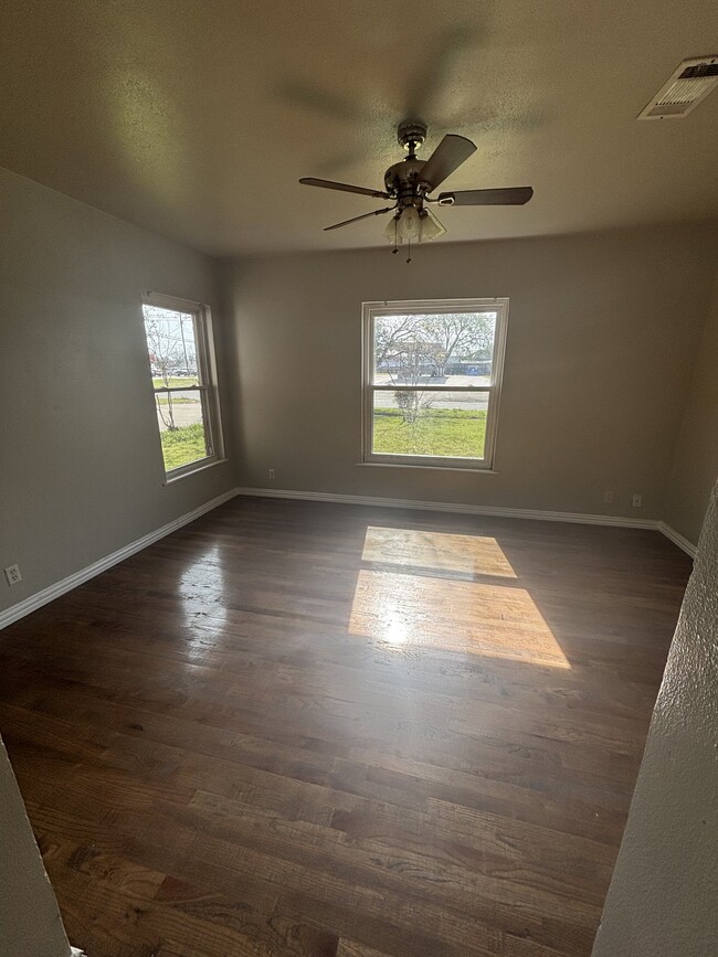 Building Photo - 206 E Belknap St