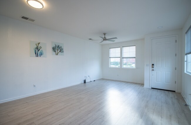 Foto del edificio - Amazing Natomas 3/2.5 - Waiting For You!  ...