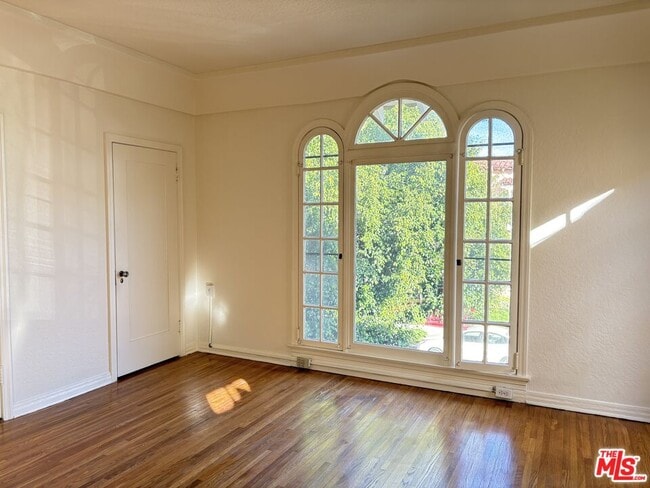 Foto del edificio - 351 N Gardner St