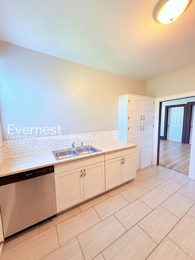 Foto del edificio - Spacious Home with Street Parking / 2 Bed, 1 Bath / Voucher / Pet-friendly / Coming Soon!
