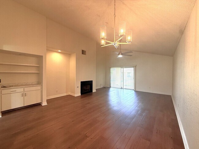 Building Photo - AVAILBLE NOW!!! Updated 2 Bedroom 2 Bathro...