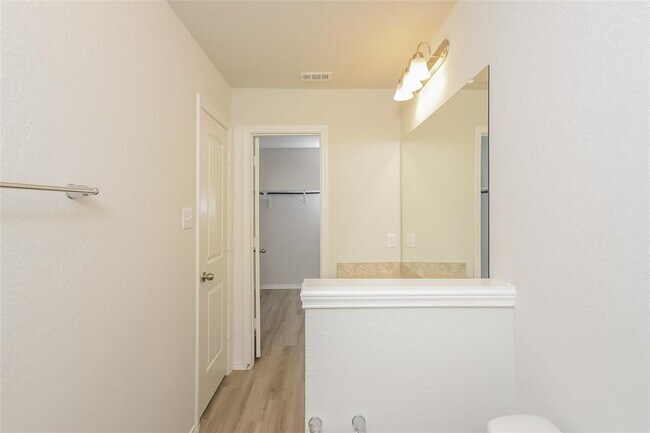 Building Photo - 21827 King Heights Ln