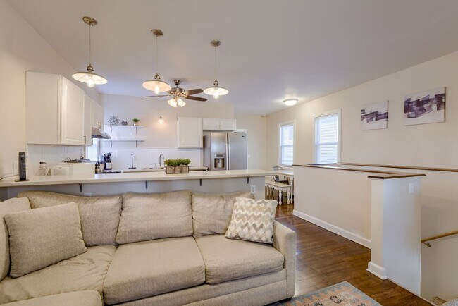 Foto del edificio - Charming 3 Bedroom with Fenced Yard & Park...