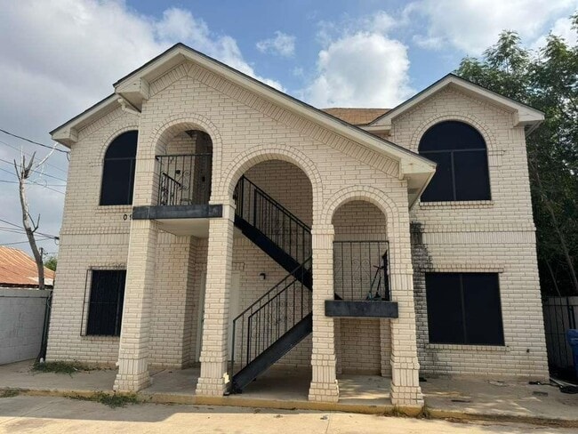 Building Photo - 509 N Mendiola Ave