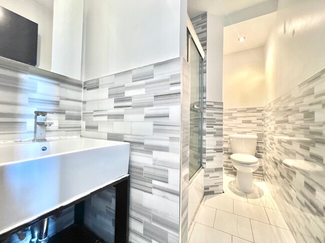 Building Photo - 953 Columbus Ave