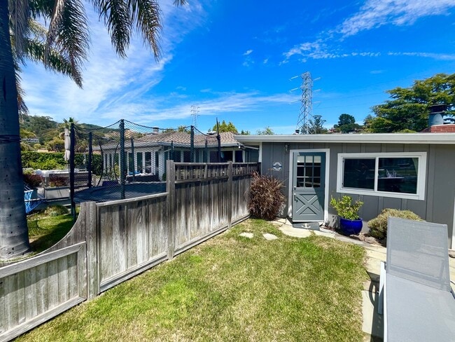 Foto del edificio - Waterfront Cottage in San Rafael! Utilitie...