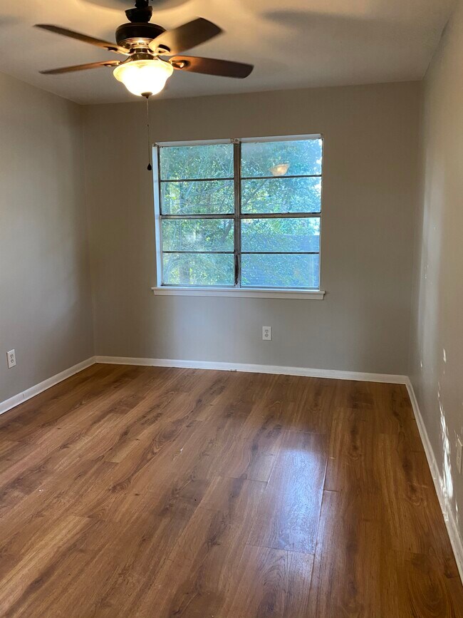 Dormitorio con unidad de aire acondicionado de ventana. - 4422 Bell St