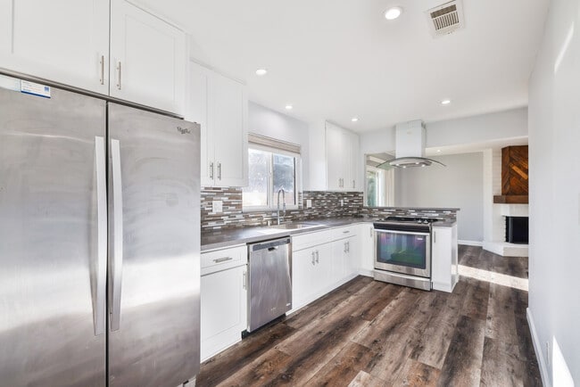 Building Photo - 2702 College Ln