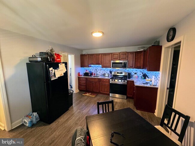 Building Photo - 430 Leconey Ave