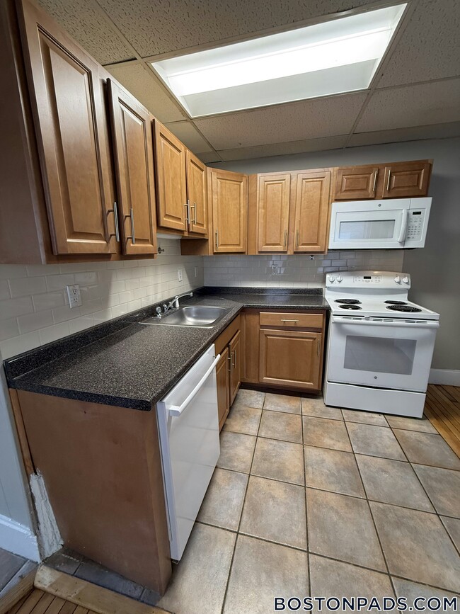 Building Photo - 437 Cambridge St