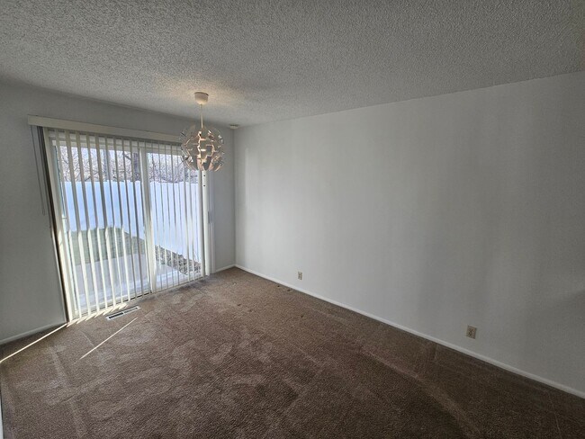 Building Photo - Great 3 Bed / 2 Bath Duplex in Millcreek