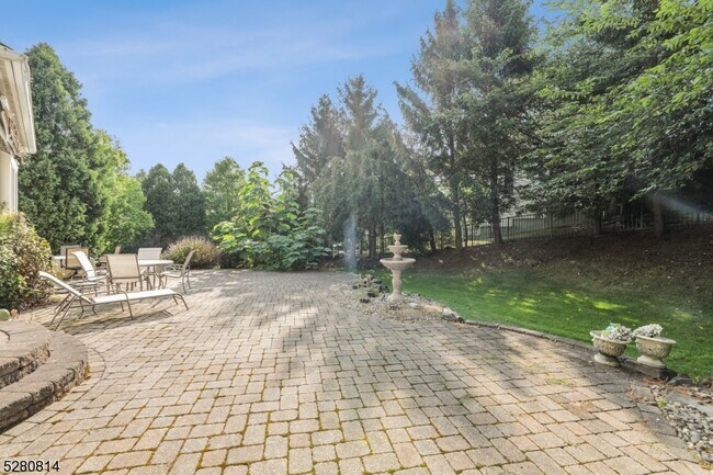 Foto del edificio - 2 Bedford Dr