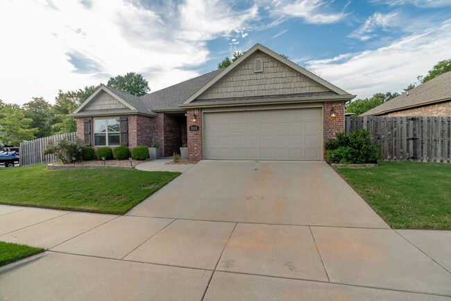 Building Photo - Impeccable 3 BR Home on Corner lot! Lots o...