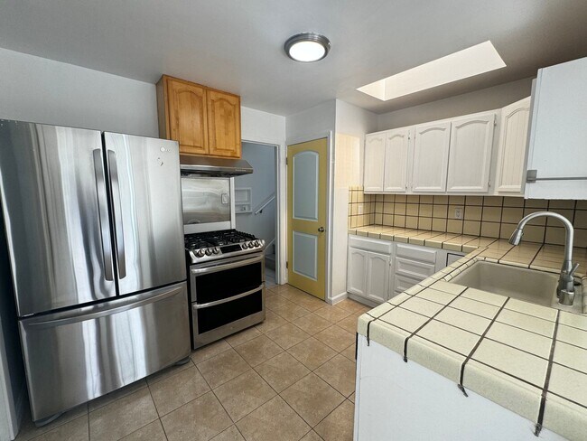 Foto del edificio - Light-Filled Living in this Charming 4-Bed...