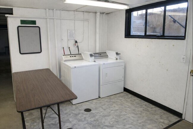 Foto del edificio - Updates, Simple Utilities, Awesome South Central Location - Maple Tree Apartments