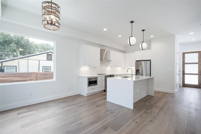 Foto del edificio - 4805 Enchanted Ln