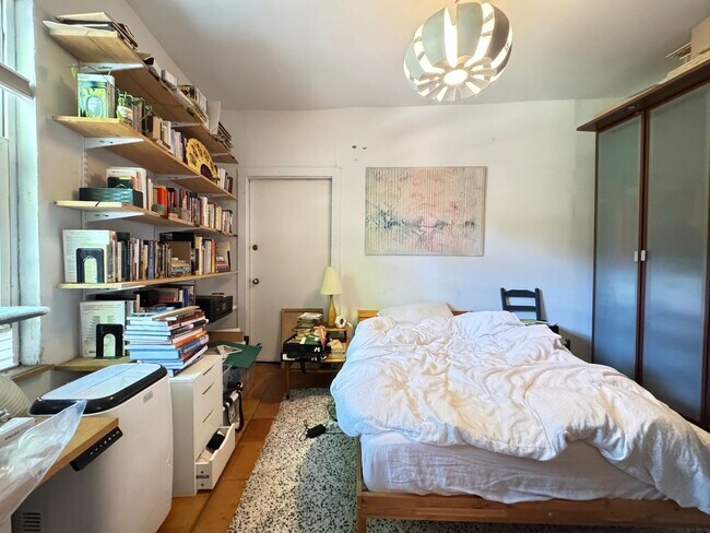 Foto del edificio - Furnished 1BR Suite in East Rock | Private Gated Garden | Cathedral Ceilings & Skylights