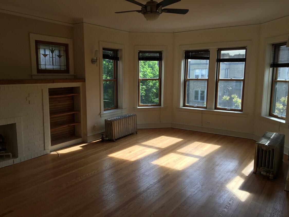 GREAT light, airy and quiet - 4938 N Washtenaw Ave