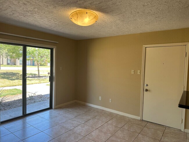 Foto del edificio - 904 University Oaks Blvd
