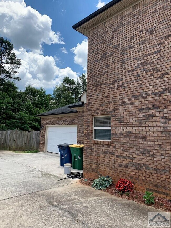 Building Photo - 105 Putters Dr