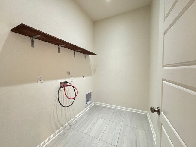Foto del edificio - Beautiful 4-Bedroom Home with Free Communi...