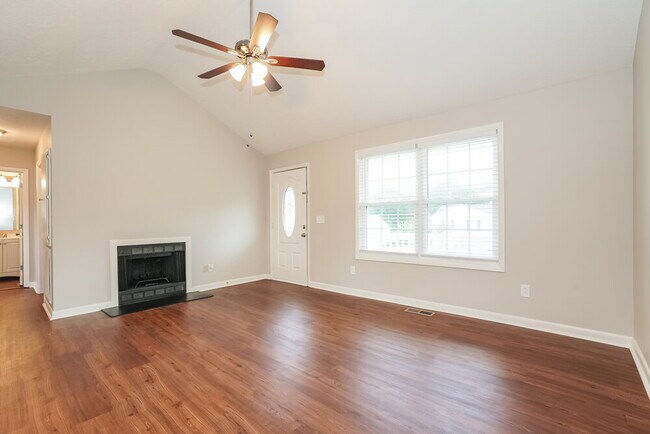 Foto del edificio - 581 Woodcrest Dr