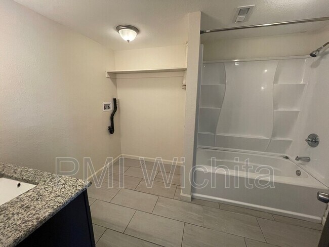 Foto del edificio - 1500 E 10th St