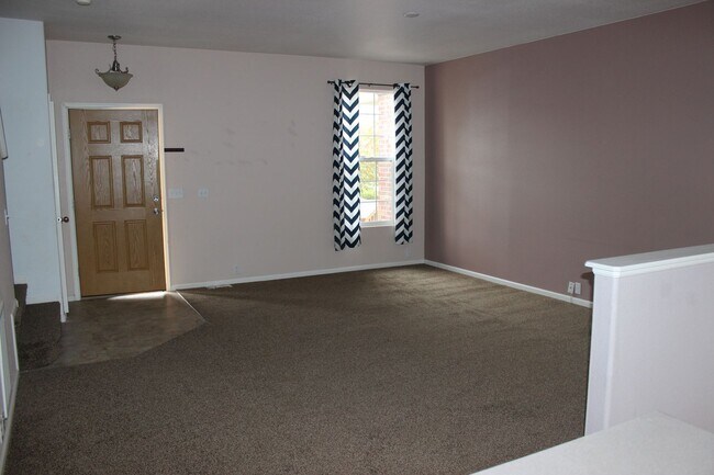 Building Photo - TWO BEDROOM TOWNHOME
