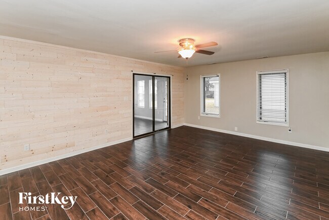 Building Photo - 901 Vickery Dr