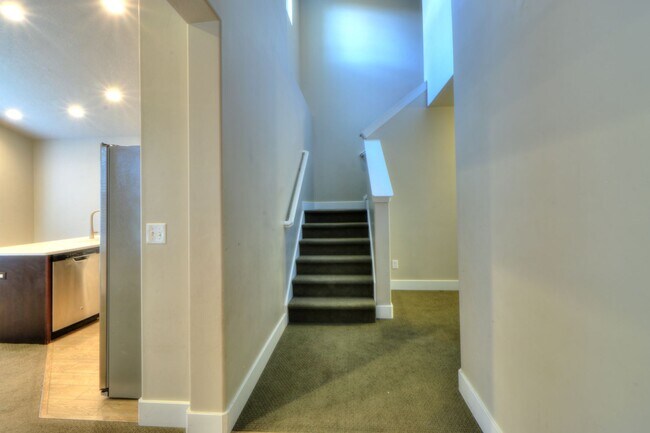 Building Photo - 3 bedroom Ivory Ridge Townhome
