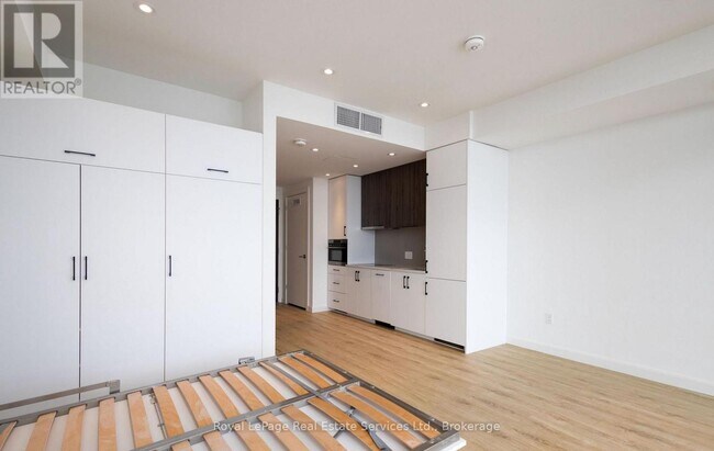 Photo du bâtiment - 741 King St W