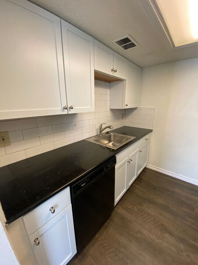 Foto del edificio - UT PRE-LEASE: 3 bed/2 bath Condo w/ Firepl...