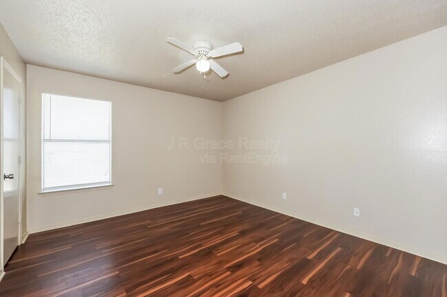 Foto del edificio - 5931 Shadydell Dr