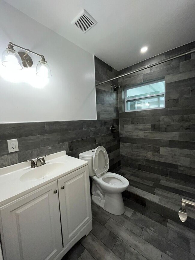 Bath w/ Shower - 2910 NW 31st St