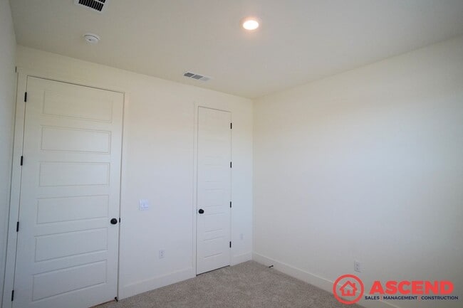 Building Photo - Lovely Home Near Frontier Highschool!