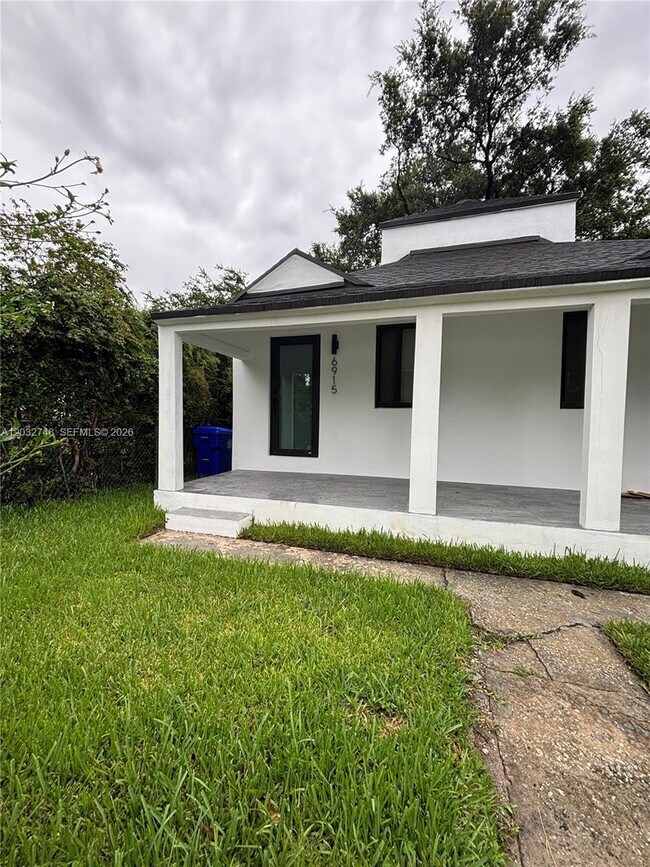 Foto del edificio - 6915 NW 4th Ct