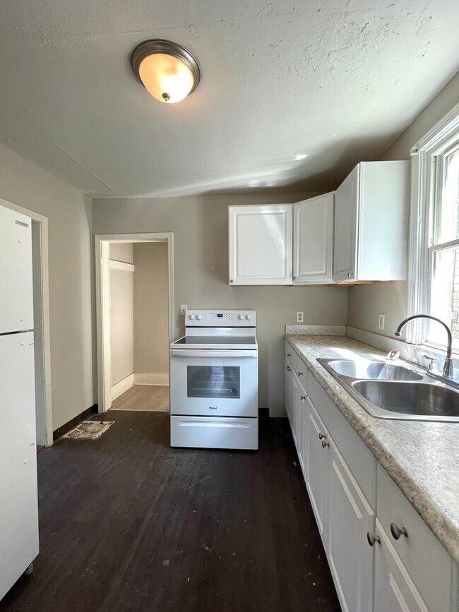 Building Photo - Multi Family Home 3 Bedroom and 1 Bath For Rent - Coming Soon