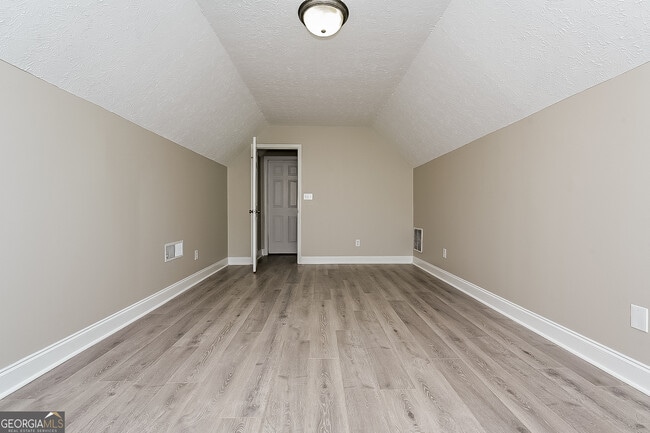 Building Photo - 1505 Queen Elizabeth Dr