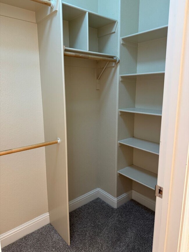 Building Photo - Lovely well cared for condo