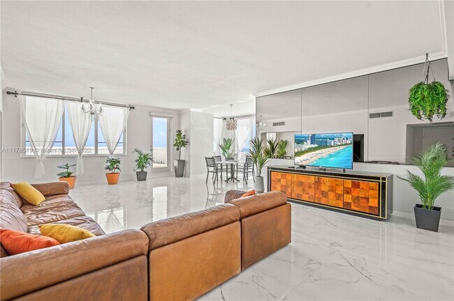 Building Photo - 5005 Collins Ave