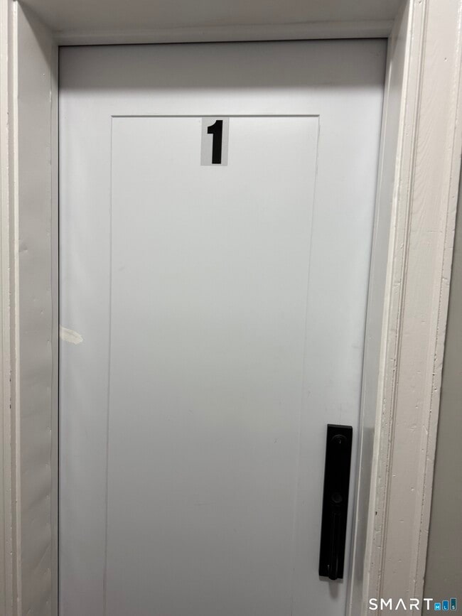 Foto del edificio - 483 Barnum Ave