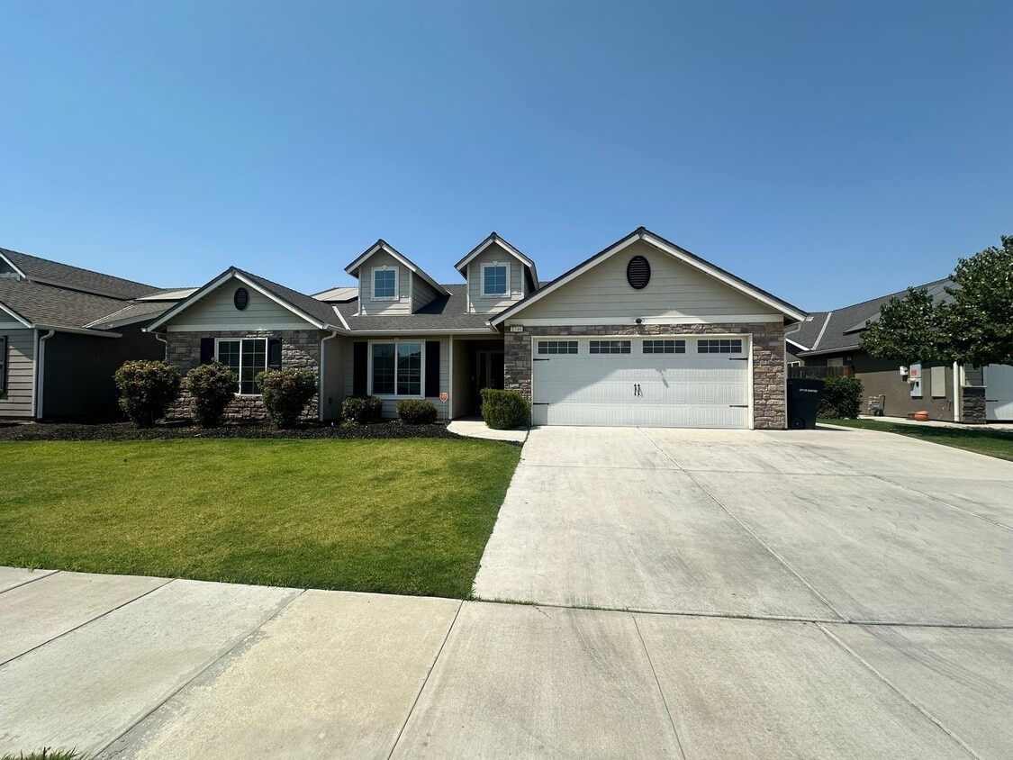 Primary Photo - 4 bedroom 2 bath home in quiet Hanford nei...