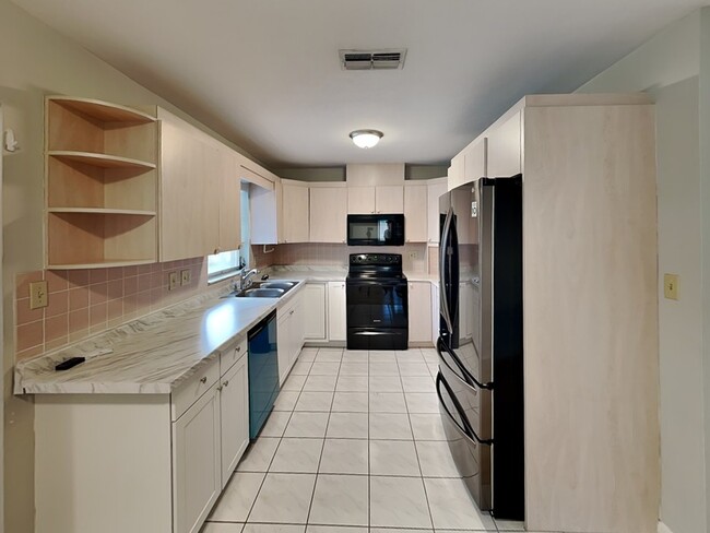 Building Photo - 410 N Lockwood Ridge Rd