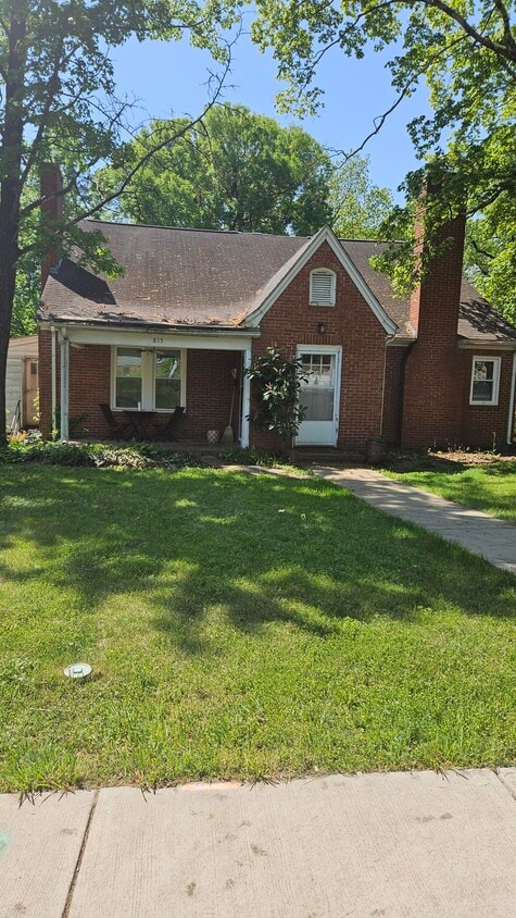 Primary Photo - 815 W Johnson St