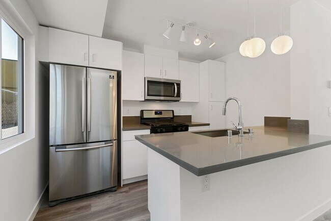 Building Photo - 6736 Woodley Ave