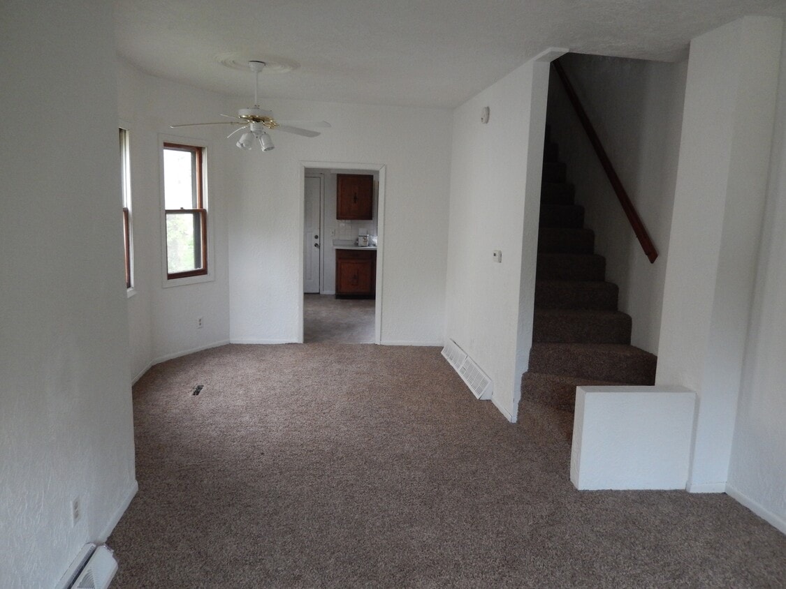 Building Photo - 2111 W 6th St