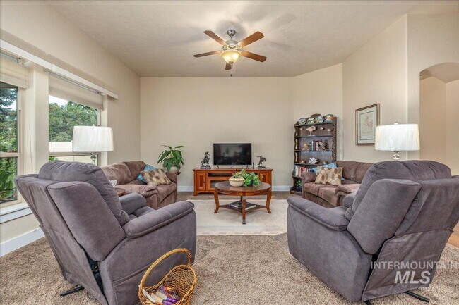 Foto del edificio - "Charming 3-Bedroom Home with 2 Full Baths in Boise's Sought-After West Dover Heights!"